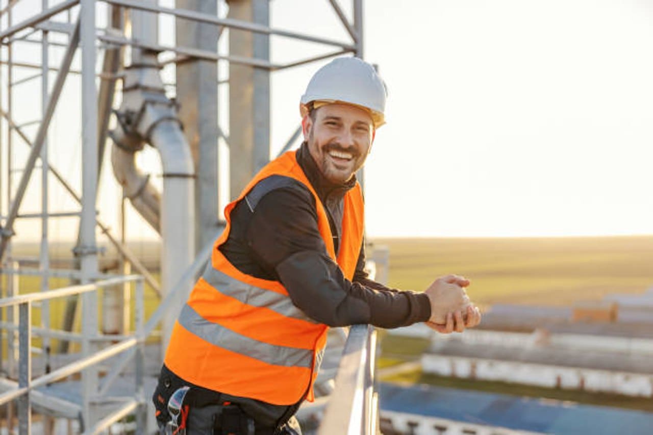 Bild Installateur in Sicherheitsausrüstung