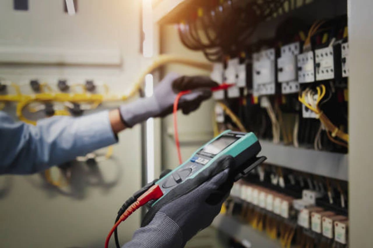 Bild Prüfung von Elektrokasten mit Messgerät