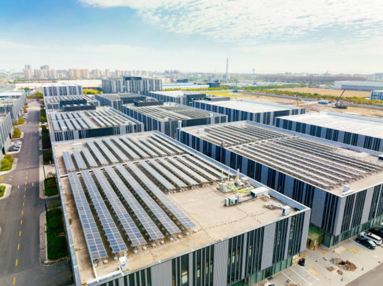 Bild Vogelperspektive Industriehallen mit Photovoltaikanlage auf dem Dach