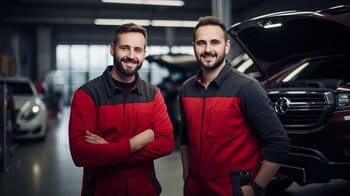 Bild zweier Teamkollegen in Arbeitskleidung